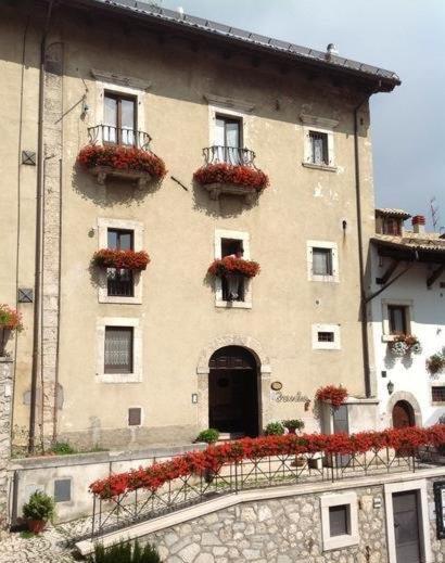 Dimora Fresilia Casa Vacanze Opi Exterior photo